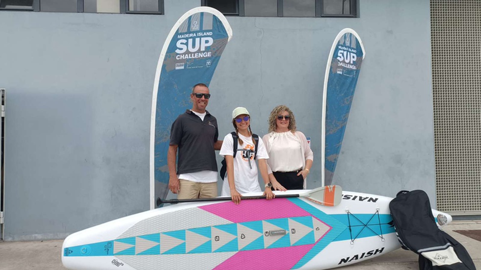 DIÁRIO e CNF entregaram prancha de SUP à atleta Aleksandra Tentser
